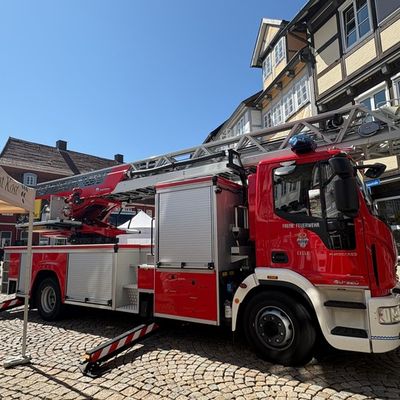 FW Celle: Mit der Drehleiter über den Celler Weinmarkt