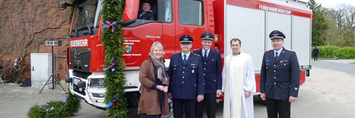 FW Südheide: Mittleres Löschfahrzeug (MLF) feierlich an die Ortsfeuerwehr Bonstorf übergeben