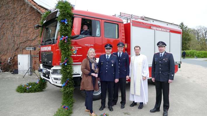 FW Südheide: Mittleres Löschfahrzeug (MLF) feierlich an die Ortsfeuerwehr Bonstorf übergeben