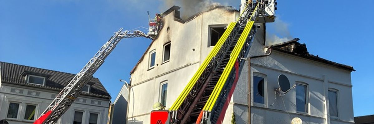 FW-PI: Abschlussmeldung: Uetersen: Großfeuer beschäftigt 70 Einsatzkräfte aus 4 Feuerwehren. Feuer nach 4 Stunden gelöscht