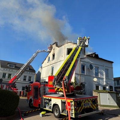 FW-PI: Abschlussmeldung: Uetersen: Großfeuer beschäftigt 70 Einsatzkräfte aus 4 Feuerwehren. Feuer nach 4 Stunden gelöscht