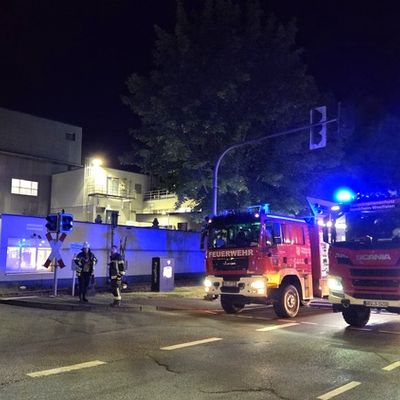 FW-AR: Chemieunfall in einer Produktion für Hygienepapier - Nächtlicher Großeinsatz der Feuerwehr Arnsberg