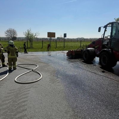 Feuerwehr Kalkar: Umgekippter Traktor mit Güllefass sorgt für Verkehrsstörungen in Kehrum