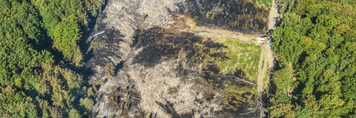 FW Kreis Soest: Waldbrand am Möhnesee - Anhaltende Löschmaßnahmen zeigen Wirkung