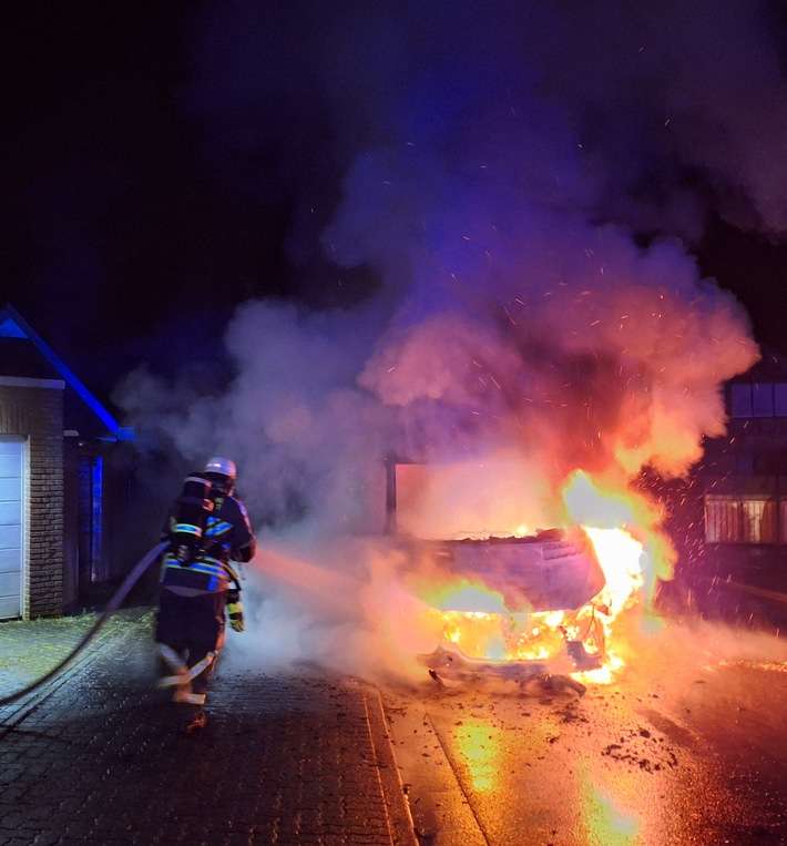 FW Bocholt: Fahrzeugbrand