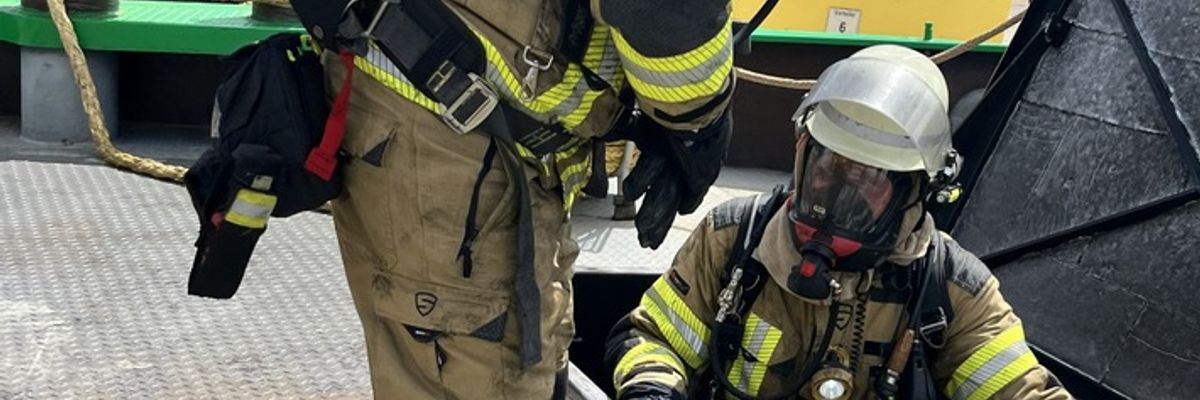 FW Bremerhaven: Feuerwehr löscht Brand im Maschinenraum eines Binnenschiffes