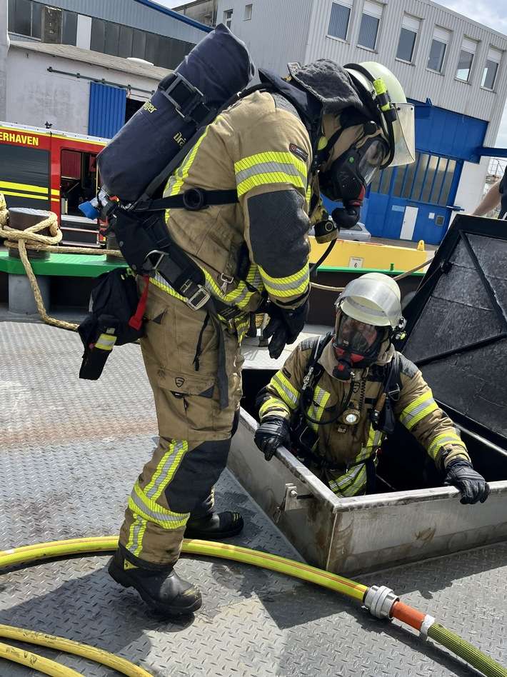 FW Bremerhaven: Feuerwehr löscht Brand im Maschinenraum eines Binnenschiffes