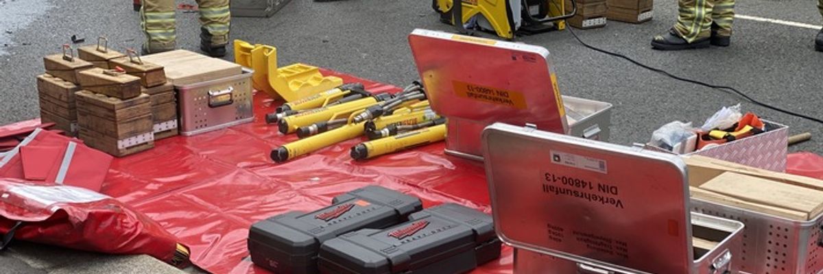 FW Dresden: Zwei Menschen nach Verkehrsunfall aus umgestürztem Pkw gerettet