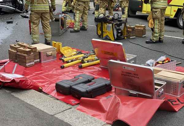 FW Dresden: Zwei Menschen nach Verkehrsunfall aus umgestürztem Pkw gerettet