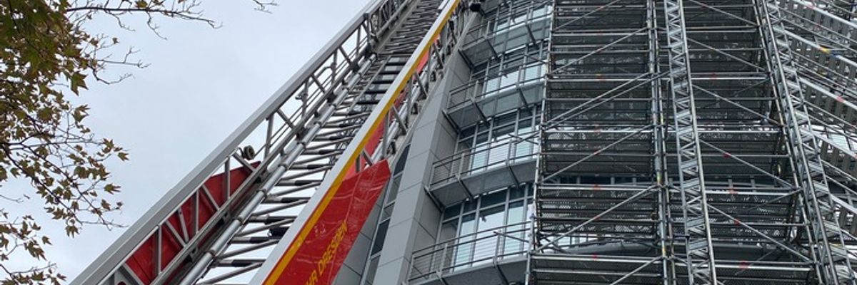 FW Dresden: Dach des World-Trade-Centers gerät in Brand