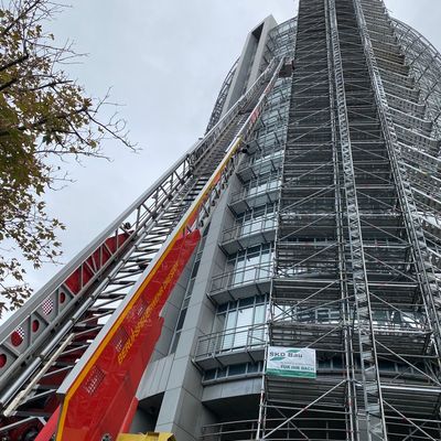 FW Dresden: Dach des World-Trade-Centers gerät in Brand