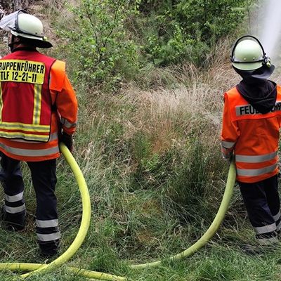 FW Lüchow-Dannenberg: +++ Waldbrandübung in Lüchow-Dannenberg +++ Feldbrand bei Clenze breitet sich aus +++ Insgesamt 8ha Waldgebiet betroffen +++ Feuerwehr hat Probleme mit engen und zugewachsenen Wegen +++