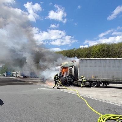 FW-EN: Feuerwehr Gevelsberg löscht brennende Sattelzugmaschine auf der A1