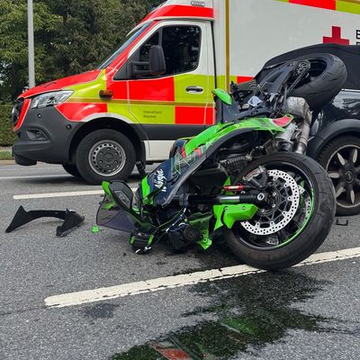 FW-M: Motorrad kollidiert mit Pkw (Moosach)
