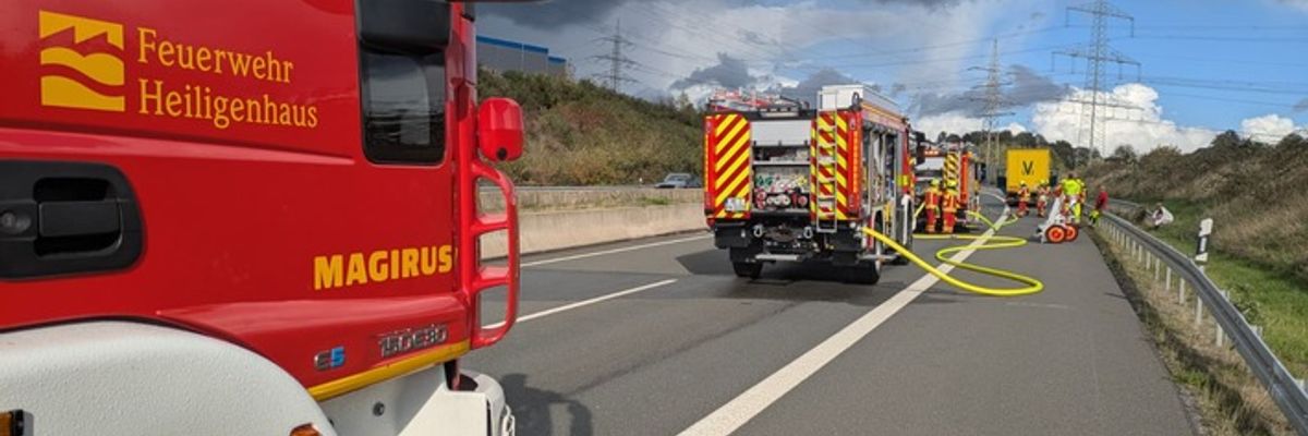 FW-Heiligenhaus: Lkw-Brand auf der A44 - Feuerwehr löscht brennende Fahrerkabine