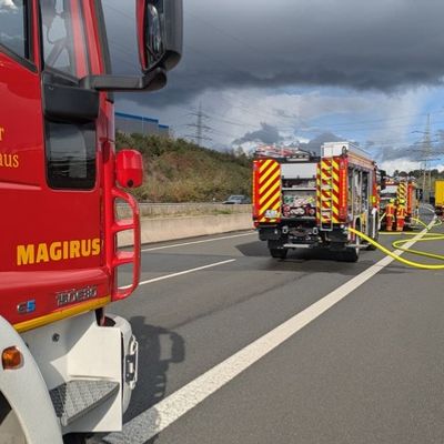 FW-Heiligenhaus: Lkw-Brand auf der A44 - Feuerwehr löscht brennende Fahrerkabine
