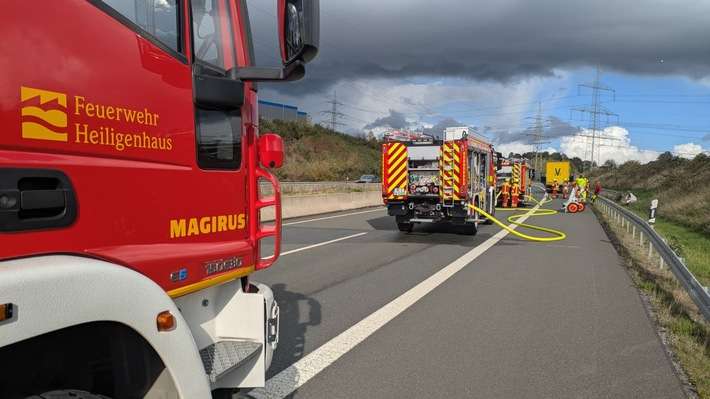 FW-Heiligenhaus: Lkw-Brand auf der A44 - Feuerwehr löscht brennende Fahrerkabine