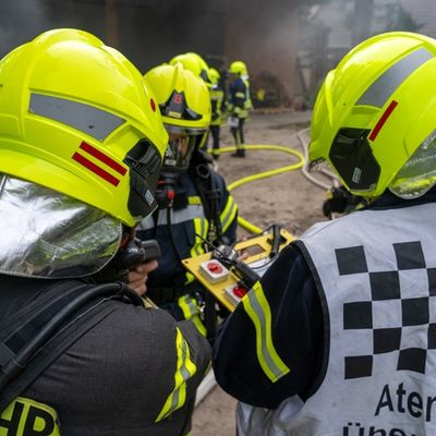 FW Flotwedel: Großangelegte Alarmübung in Wienhausen - Fahrzeugbrand weitet sich zu Werkstattbrand aus