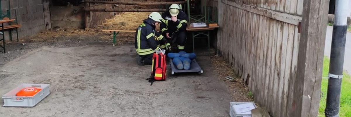 FW-AR: Feuerwehren aus Wennigloh, Stemel und Hachen trainieren den Ernstfall auf Wagyu-Hof