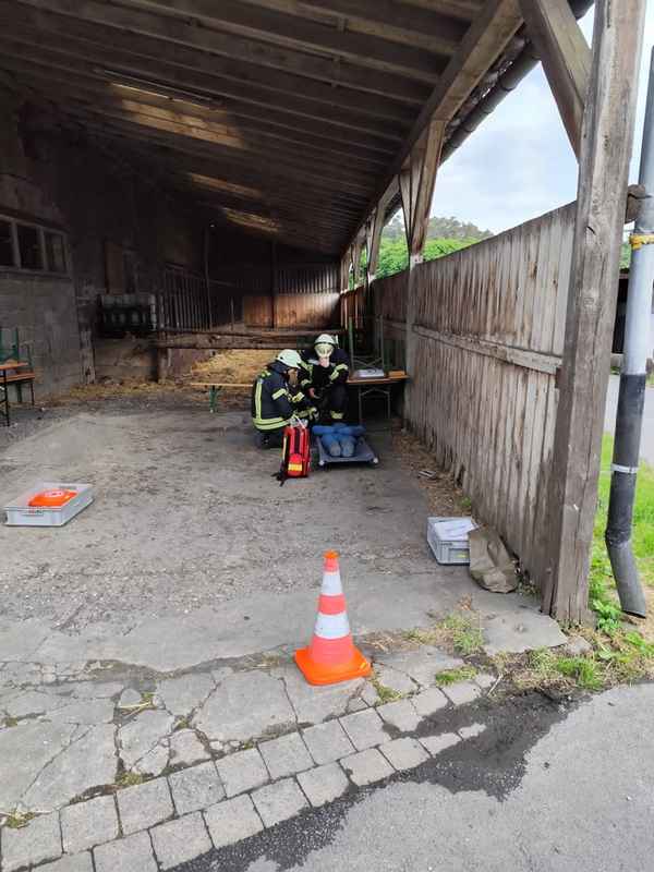 FW-AR: Feuerwehren aus Wennigloh, Stemel und Hachen trainieren den Ernstfall auf Wagyu-Hof