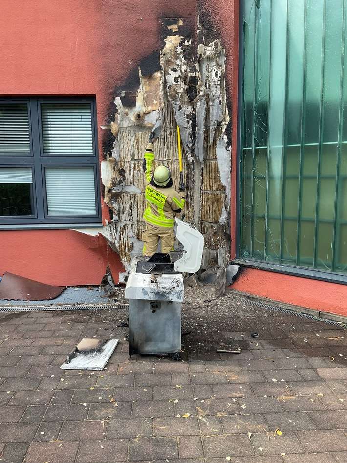 FW-GLA: Verpuffung an Gasgrill - Eine schwer verletzte Person und Fassadenbrand bei Gewerbebetrieb