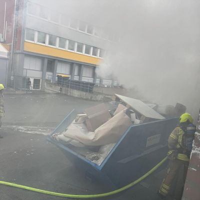 FW Ratingen: Ratingen - gemeldeter Containerbrand an Gebäude