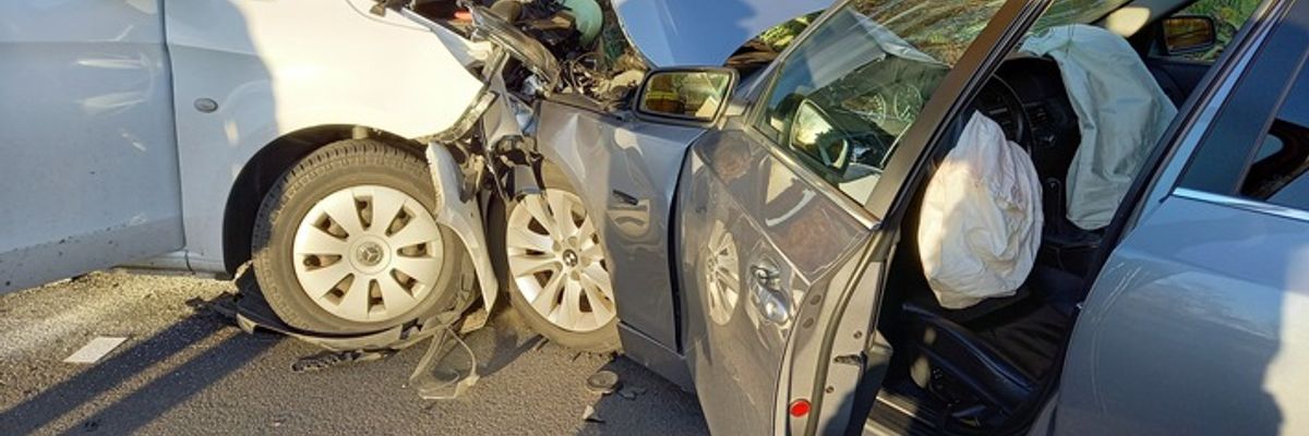 FW-EN: Mehrere Verletzte bei Verkehrsunfall - Handwerker stürzt am Abend Hang hinab