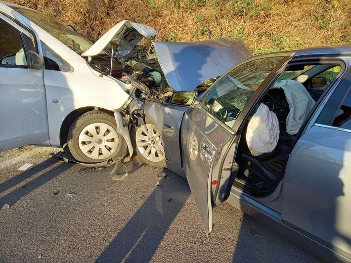 FW-EN: Mehrere Verletzte bei Verkehrsunfall - Handwerker stürzt am Abend Hang hinab