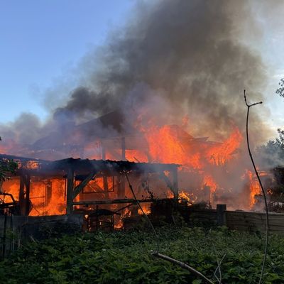 FW Lüchow-Dannenberg: +++ brennender Schuppen breitet sich auf Wohnhaus aus +++ Bewohner können sich unverletzt in Sicherheit bringen +++ Über 100 Feuerwehrleute im Einsatz +++