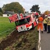 FW-GL: Drehleiter der Feuerwehr Bergisch Gladbach bei Einsatzfahrt verunglückt - Aufwendige Bergungsarbeiten im Stadtteil Herkenrath
