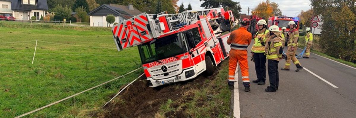 FW-GL: Drehleiter der Feuerwehr Bergisch Gladbach bei Einsatzfahrt verunglückt - Aufwendige Bergungsarbeiten im Stadtteil Herkenrath