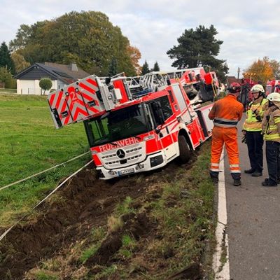 FW-GL: Drehleiter der Feuerwehr Bergisch Gladbach bei Einsatzfahrt verunglückt - Aufwendige Bergungsarbeiten im Stadtteil Herkenrath