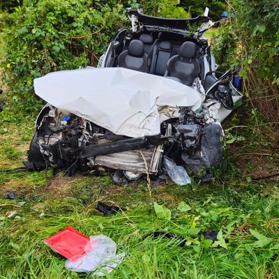 Feuerwehr Goch: PKW in Flammen, Verkehrsunfall, Kellerbrand und Kampfmittelfund