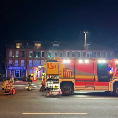 FW Paderborn: Brand mehrerer Müllcontainer direkt am Wohngebäude
