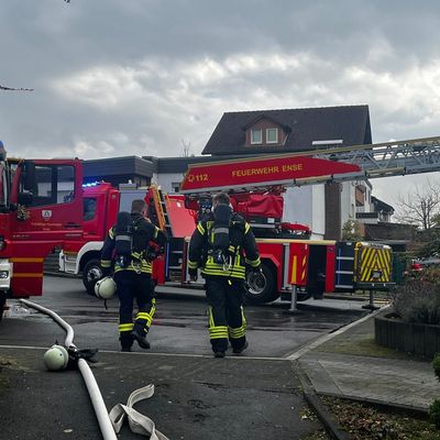 FW Ense: Schnelles Eingreifen der Feuerwehr verhindert Brandausbreitung / Erster Realeinsatz der neuen Drehleiter