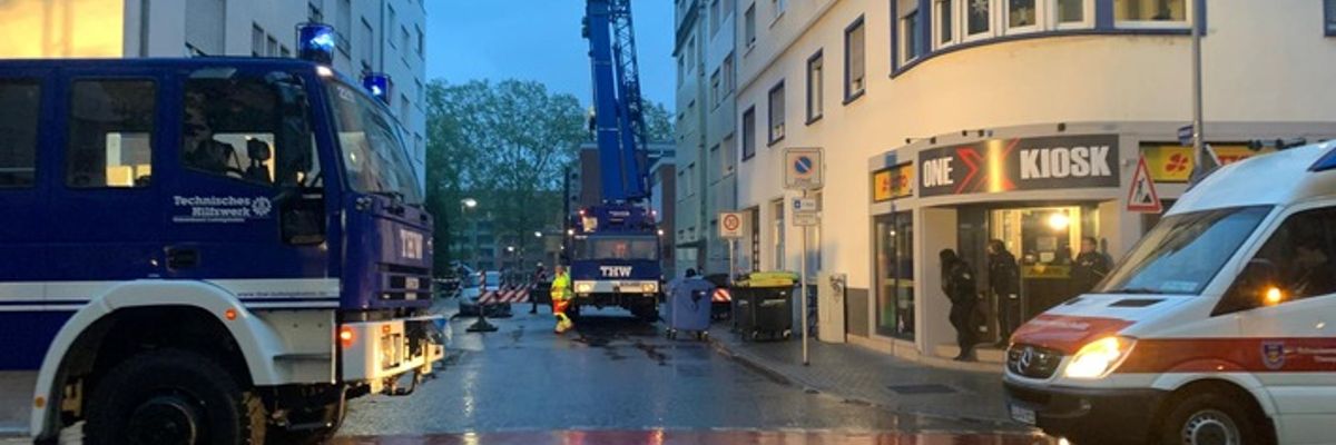 FW Ludwigshafen: Drohender Einsturz von Dachaufbauten in Ludwigshafen-Mitte