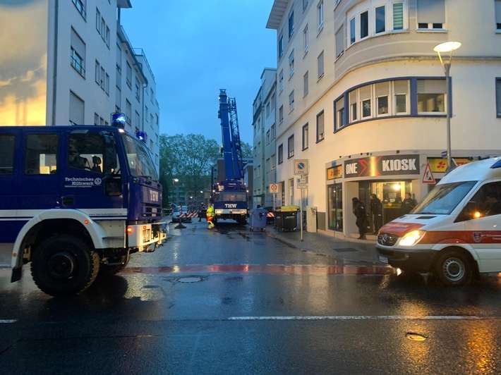 FW Ludwigshafen: Drohender Einsturz von Dachaufbauten in Ludwigshafen-Mitte