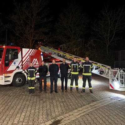 FW Beverungen: Zehn neue Drehleitermaschinisten für die Feuerwehr Beverungen / Erfolgreicher Lehrgangsabschluss der neuen Fachleute