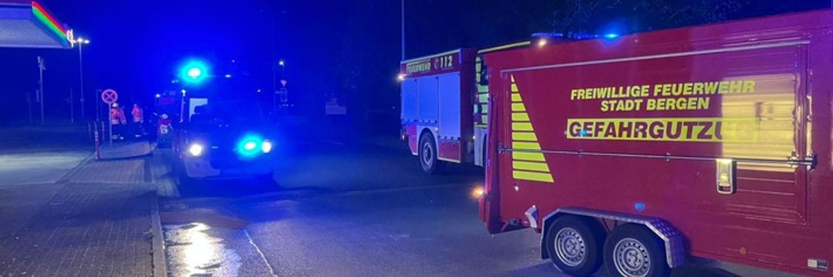 FFW Bergen: Austritt einer großen Dieselmenge nach Kollision mit Laterne