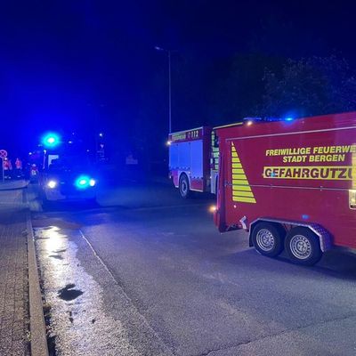 FFW Bergen: Austritt einer großen Dieselmenge nach Kollision mit Laterne