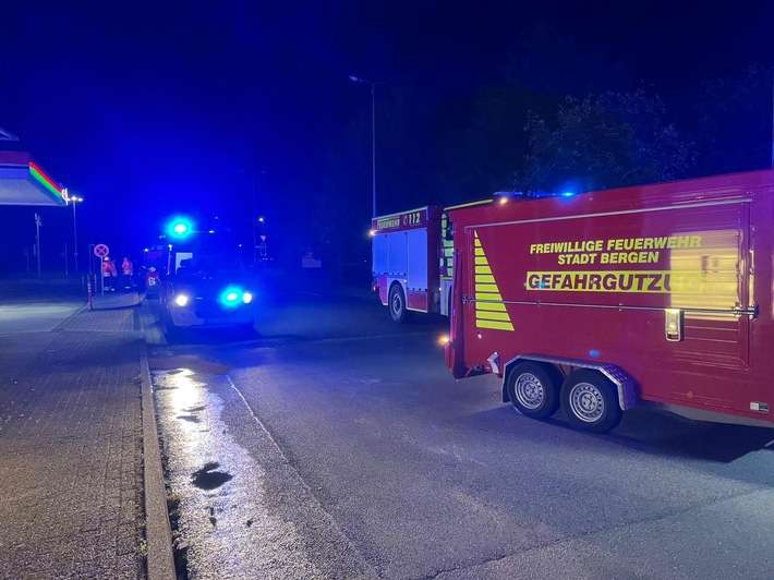 FFW Bergen: Austritt einer großen Dieselmenge nach Kollision mit Laterne