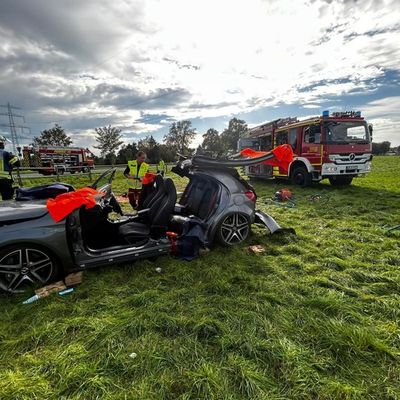 FW-WRN: Verkehrsunfall auf der Lünener Straße - Feuerwehr rettet verletzten Fahrer aus Pkw