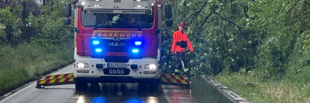 FW-EN: Bäume blockieren Fahrbahn - Feuerwehr Wetter (Ruhr) am Morgen im Einsatz