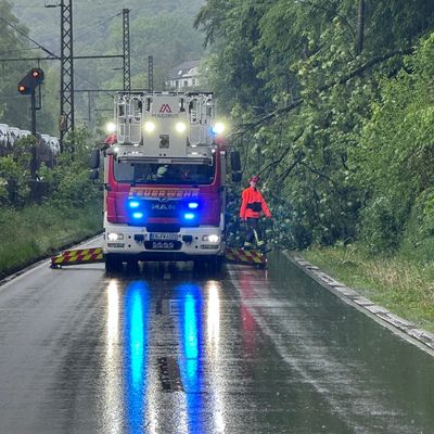 FW-EN: Bäume blockieren Fahrbahn - Feuerwehr Wetter (Ruhr) am Morgen im Einsatz