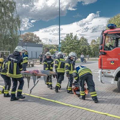 FW-KLE: Realitätsnahe Großübung an der St. Markus Grundschule in Schneppenbaum - Feuerwehr, Rettungsdienst und DLRG trainieren den Ernstfall gemeinsam