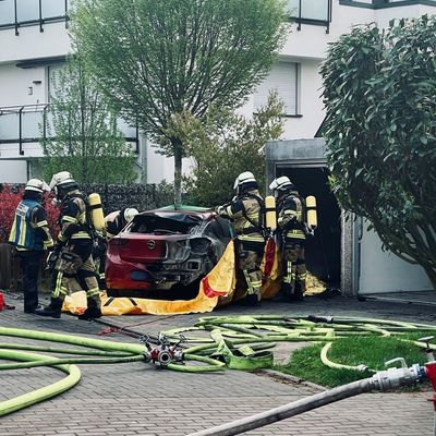 FW-E: Brennendes Elektrofahrzeug in einer Garage - aufwendiger Löscheinsatz