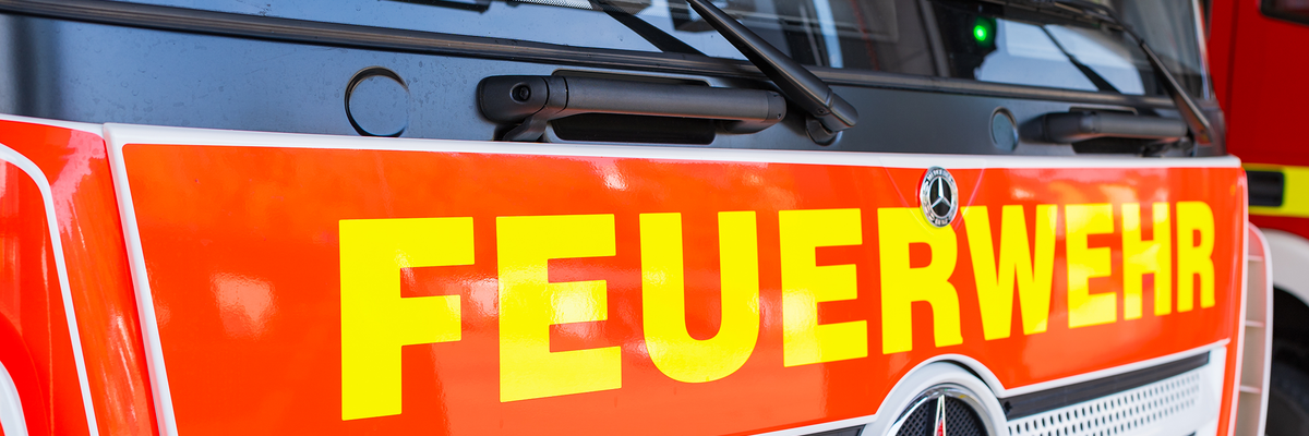 FW Sankt Augustin: Freiwillige Feuerwehr löscht Gebäudebrand.