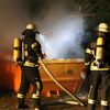 FW Hambühren: Nächtlicher Containerbrand neben Pflegeheim - Rauch droht durch geöffnete Fenster einzudringen