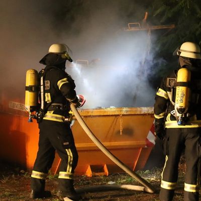 FW Hambühren: Nächtlicher Containerbrand neben Pflegeheim - Rauch droht durch geöffnete Fenster einzudringen