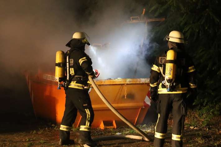 FW Hambühren: Nächtlicher Containerbrand neben Pflegeheim - Rauch droht durch geöffnete Fenster einzudringen